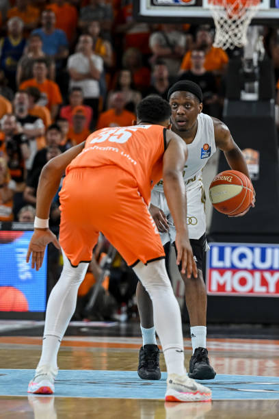 在巴黎前锋 在巴黎前锋